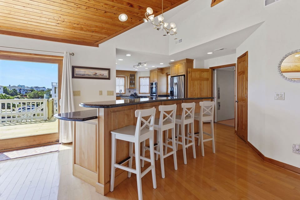 Make an unforgettable family meal with a U-Line Beverage Center, 6-Burner gas cooktop, warming drawer, double oven, microwave drawer, French door refrigerator and a wine rack that's perfect for the whole week.