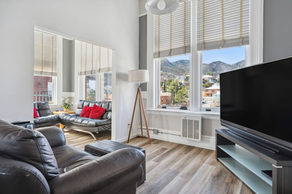 Suite 201 (Pet Friendly) | Living area | 32-inch flat-screen TV with satellite channels