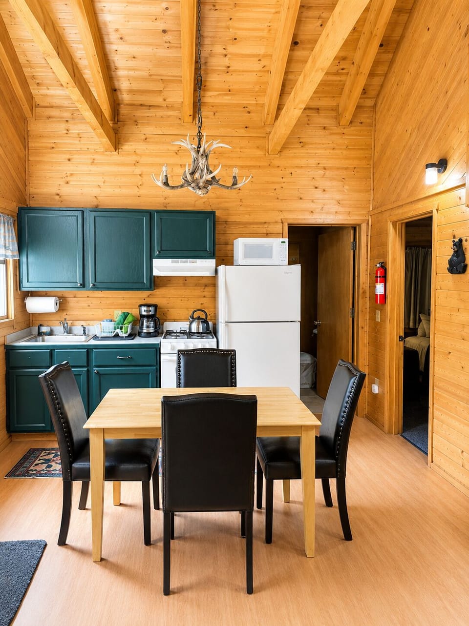 Bears Den | Private kitchen | Coffee/tea maker, fridge, microwave, oven