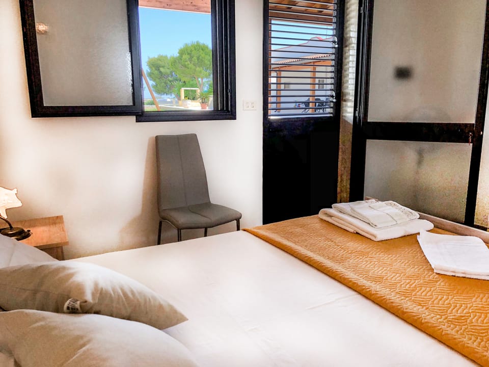 Minibar, desk, rollaway beds, free WiFi
