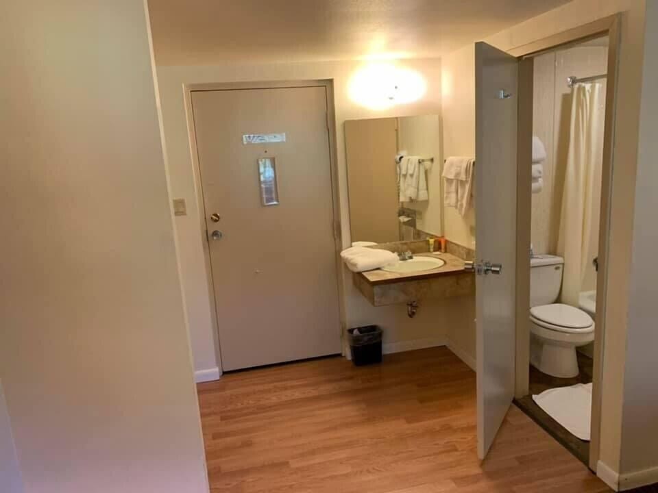 Towels, soap, shampoo, toilet paper