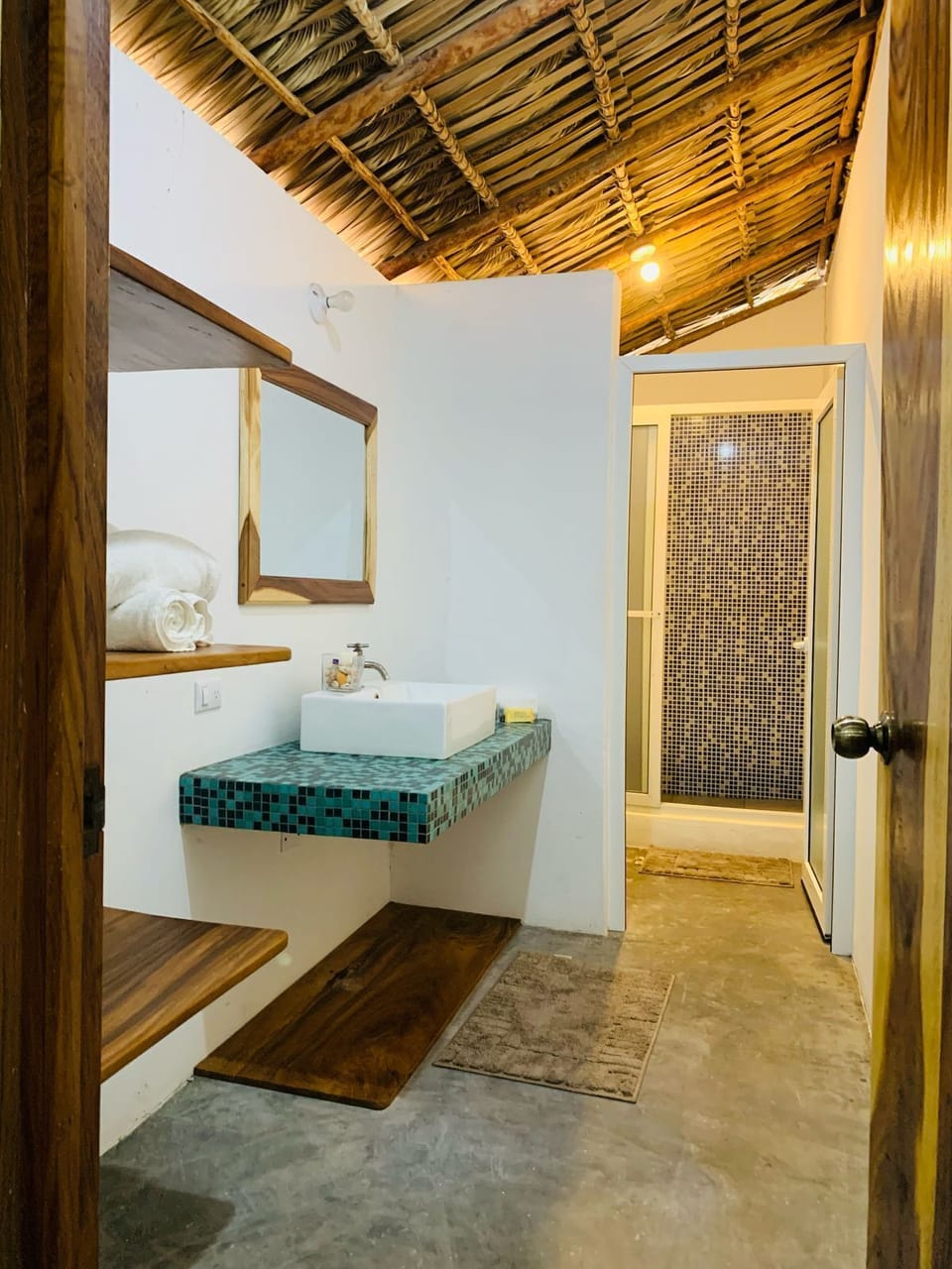 Suite | Bathroom | Shower, rainfall showerhead, towels, soap