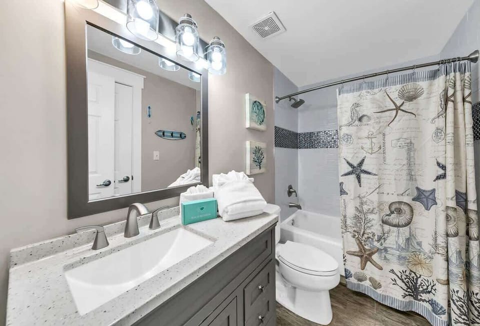 King Suite Private Bathroom With Shower/Tub Combo