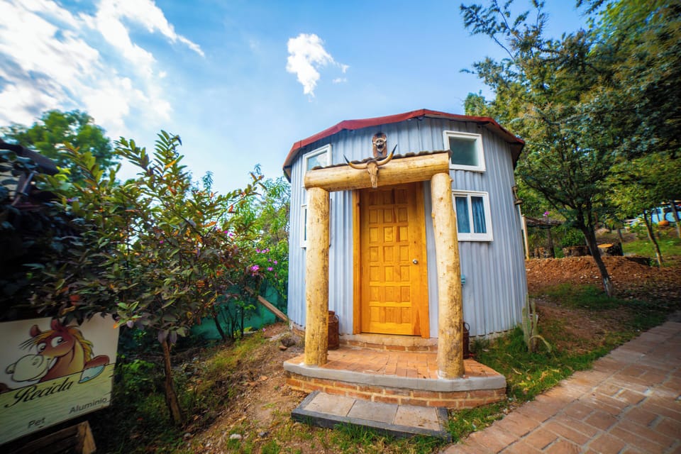 Romantic Cabin | Egyptian cotton sheets, premium bedding, down comforters, WiFi (free)