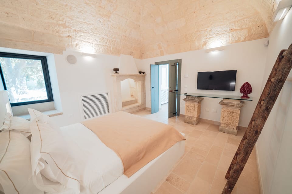 Comfort Suite | Minibar, in-room safe, iron/ironing board, free WiFi