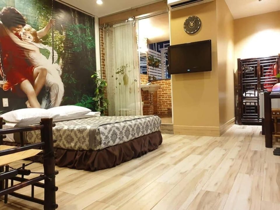 Suite | Minibar, in-room safe, desk, rollaway beds