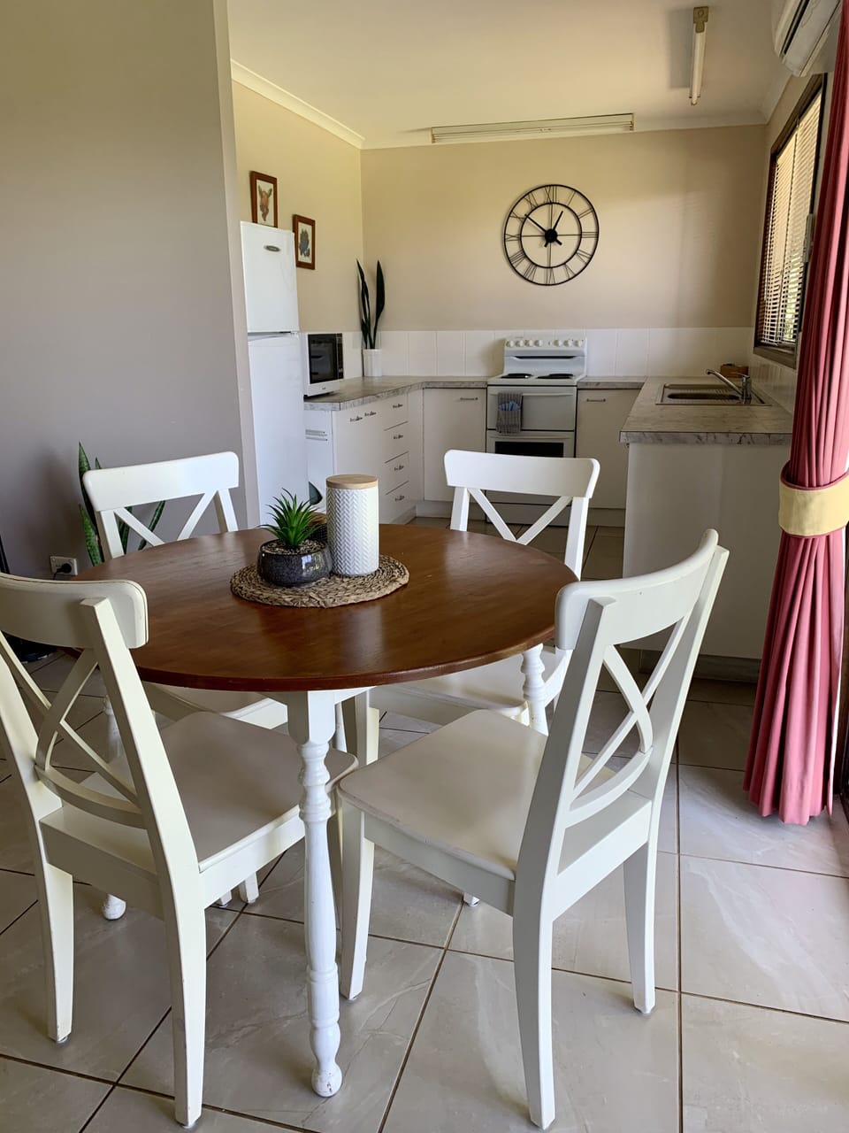 Apartment with Ground Floor Mountain View | In-room dining