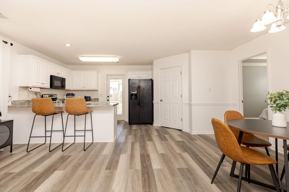 Fully Equipped Kitchen W/Essentials, Dining Area, & Bar top