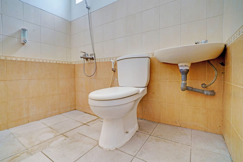 Basic Triple Room | Bathroom | Shower, towels