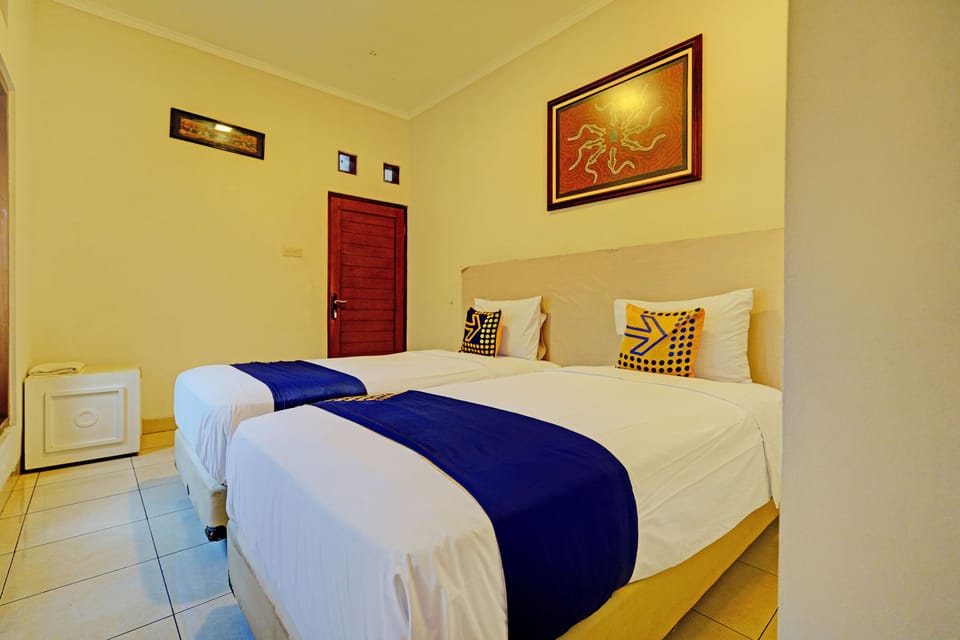 Basic Triple Room | Laptop workspace, free WiFi, bed sheets