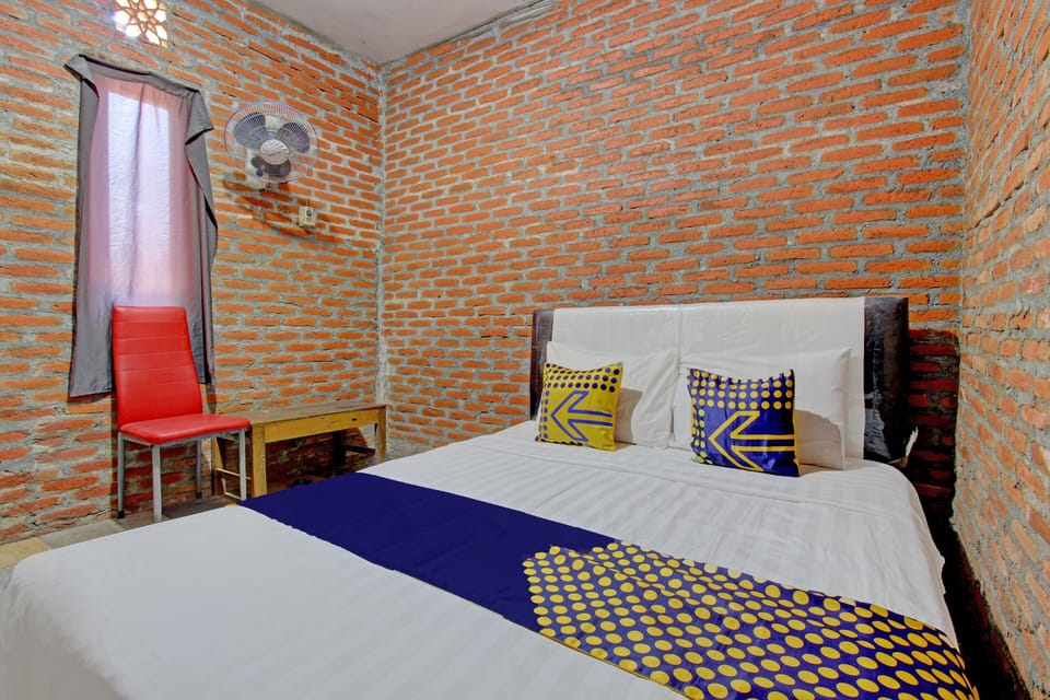 Economy Double Room | Desk, free WiFi, bed sheets