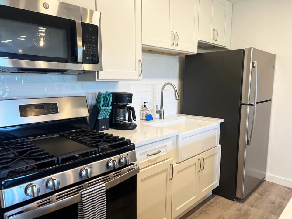 Enjoy the convenience of updated stainless steel appliances in a fully stocked kitchen, perfect for culinary-inspired vacations.