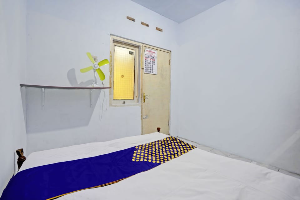 Basic Double Room | Desk, free WiFi, bed sheets