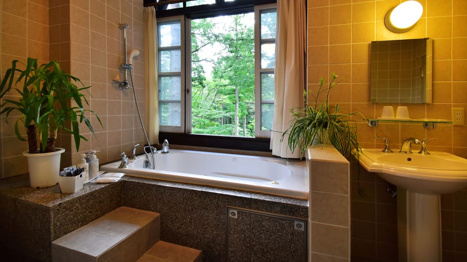 Superior Twin Room, Non Smoking | Bathroom | Combined shower/tub, free toiletries, hair dryer, slippers