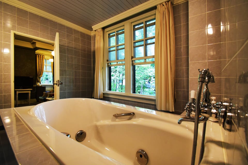 Superior Double Room, Non Smoking | Bathroom | Combined shower/tub, free toiletries, hair dryer, slippers