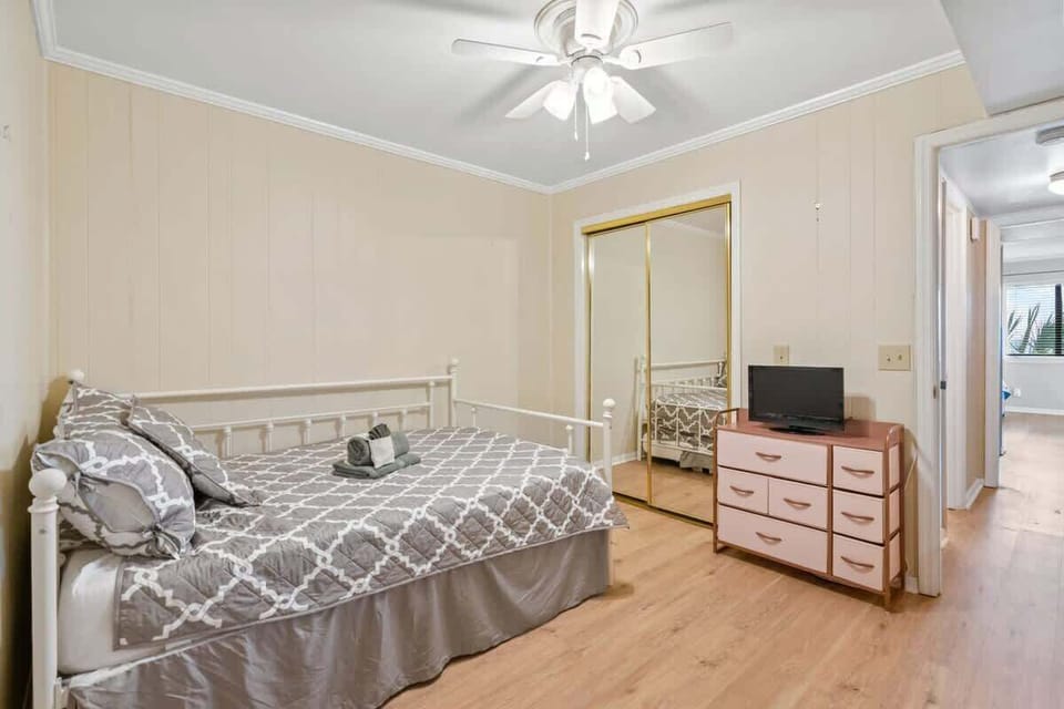 Bed 2 (Trundle Under)