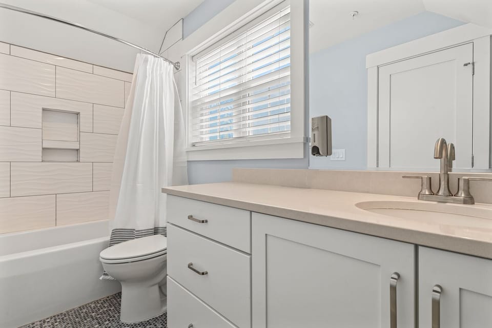 Full Bathroom in En Suite on Fourth Level
