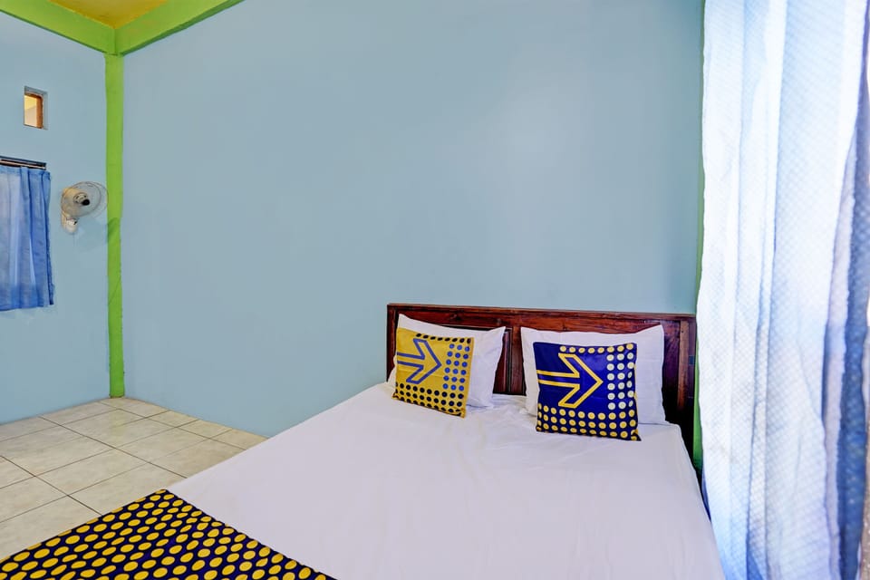 Economy Double Room | Laptop workspace, bed sheets