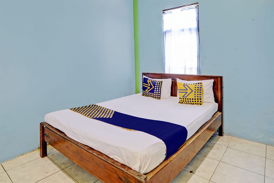 Economy Double Room | Laptop workspace, bed sheets