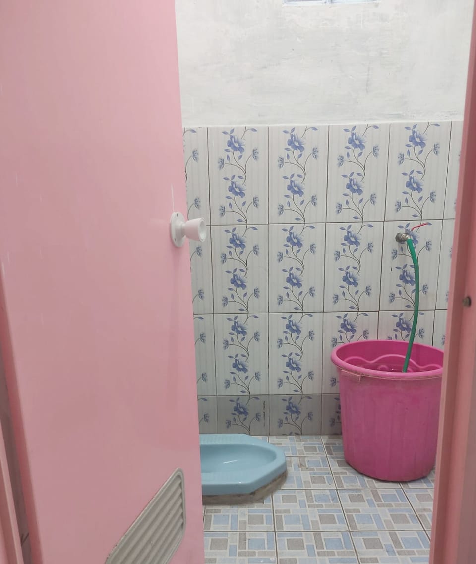 Economy Double Room | Bathroom | Shower