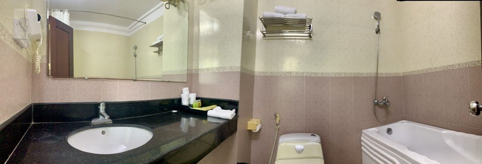 Superior Double or Twin Room, Ocean View | Bathroom | Shower, free toiletries, hair dryer, bathrobes