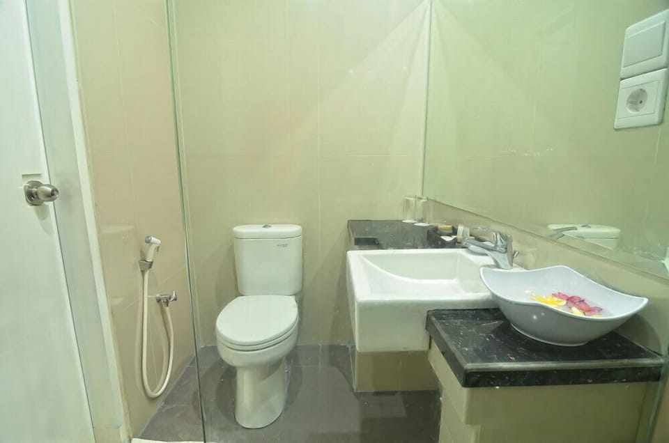 Shower, free toiletries, towels