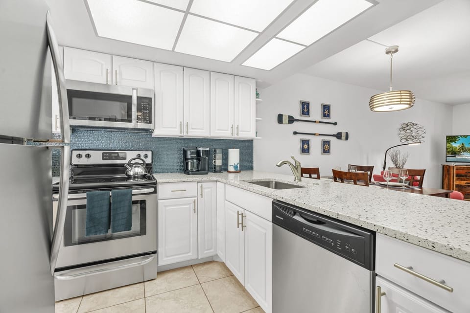 Condo, 1 Bedroom | Private kitchen | Fridge, oven, coffee/tea maker, toaster