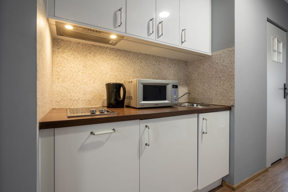 Comfort Apartment | Private kitchenette | Fridge, stovetop, coffee/tea maker, electric kettle