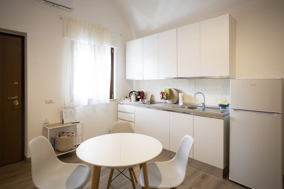 Deluxe Studio | Private kitchen | Espresso maker, coffee/tea maker, electric kettle, dining tables