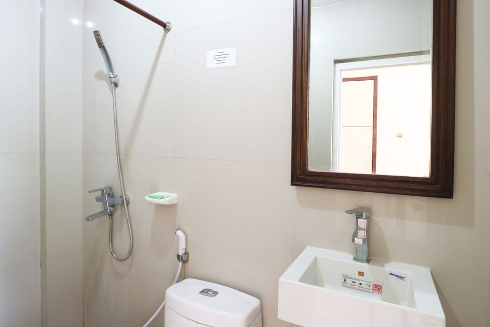 Deluxe Double Room | Bathroom | Shower, hydromassage showerhead, towels