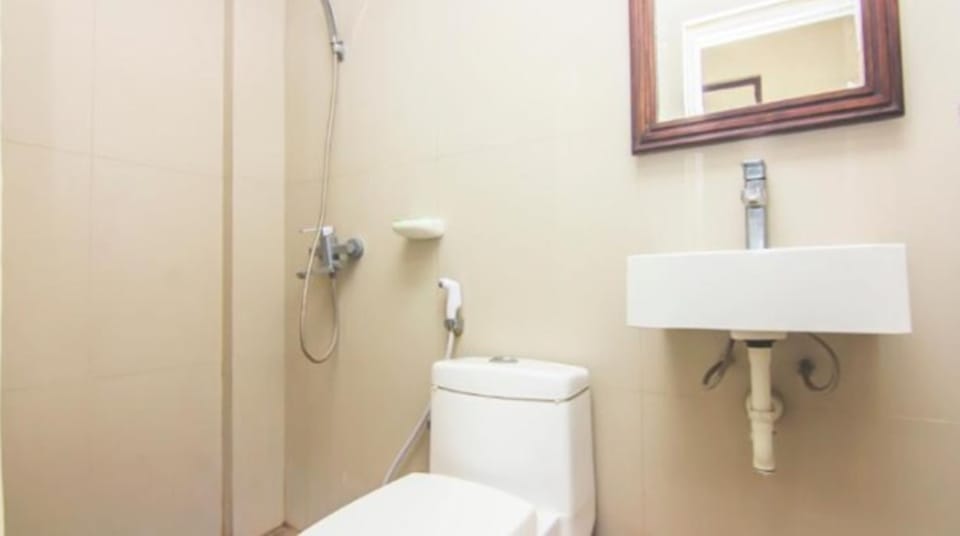 Standard Room (No Window) | Bathroom | Shower, hydromassage showerhead, towels