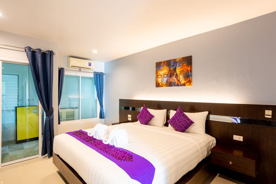 Premium Studio, 1 King Bed, Non Smoking | Premium bedding, in-room safe, desk, laptop workspace