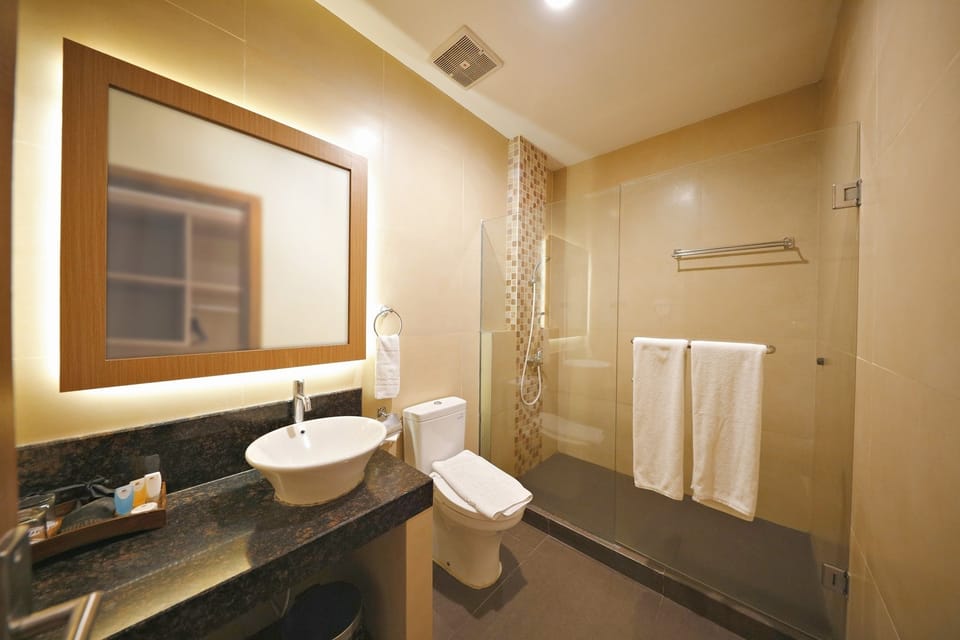 Leopard Deluxe King | Bathroom | Shower, free toiletries, hair dryer, slippers