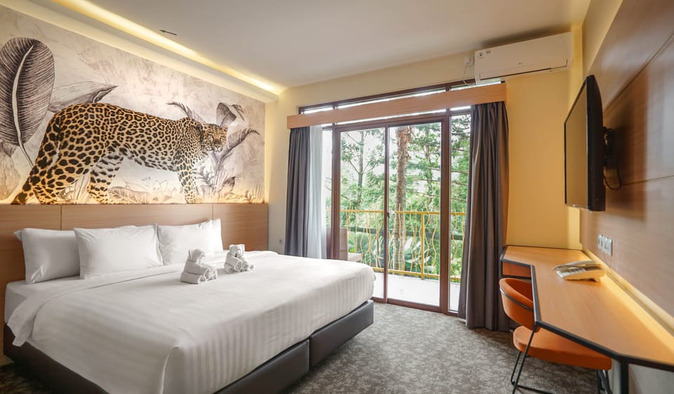 Leopard Executive King | Premium bedding, in-room safe, desk, free WiFi