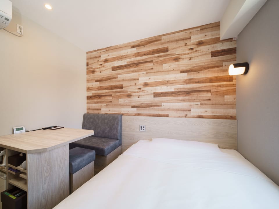 [Non-Smoking] Extra Room | Desk, blackout drapes, soundproofing, free WiFi