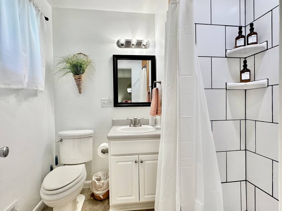 King bed, 40” TV, walk-in shower—Stone Mountain nearby, great for families.