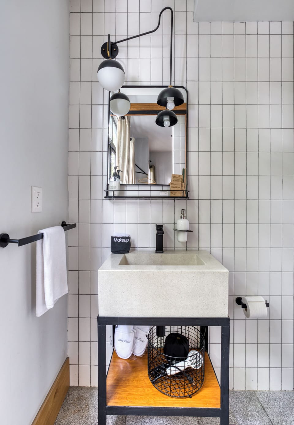 STANDARD | Bathroom | Shower, rainfall showerhead, free toiletries, hair dryer