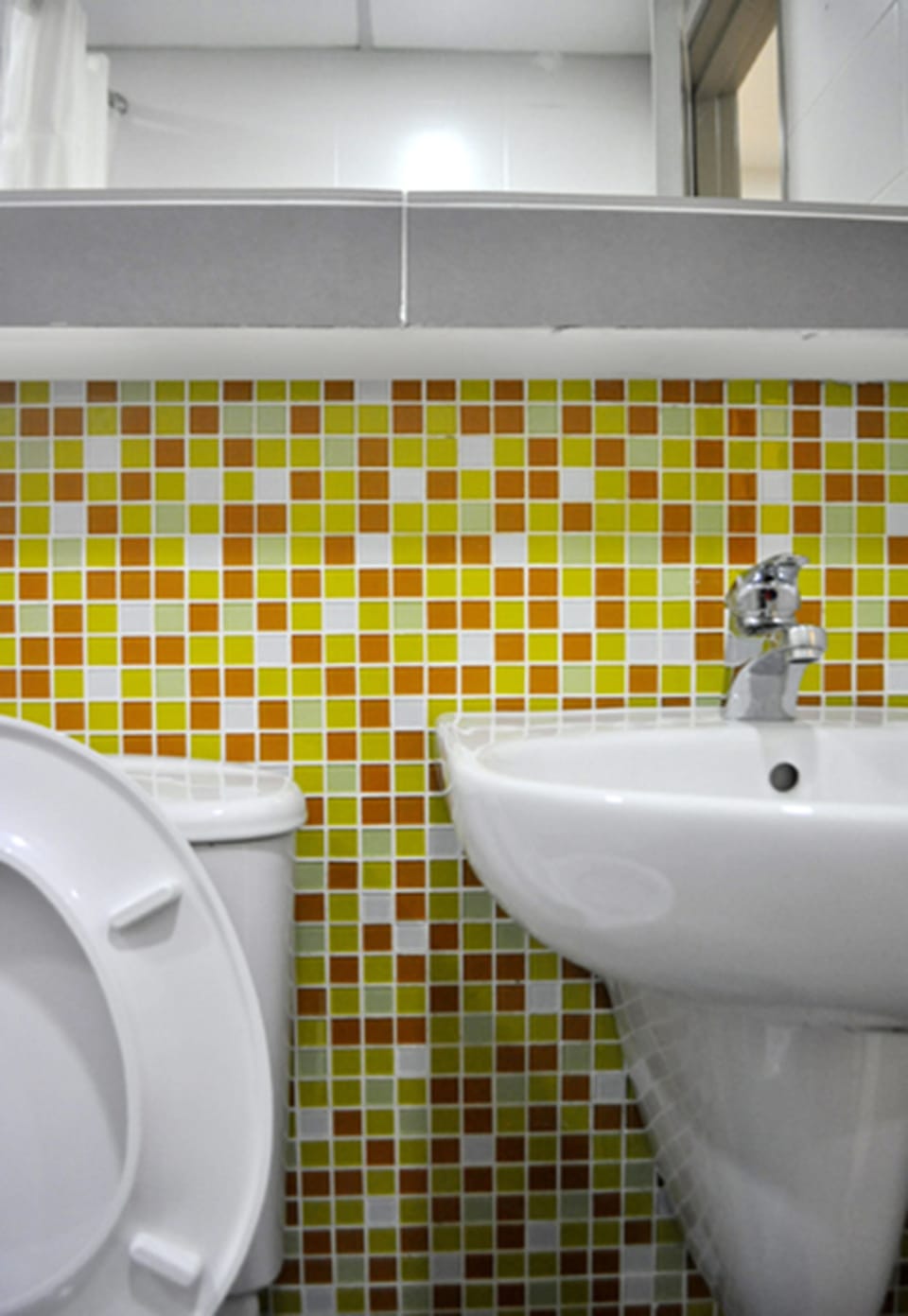 Shower, hydromassage showerhead, free toiletries, towels