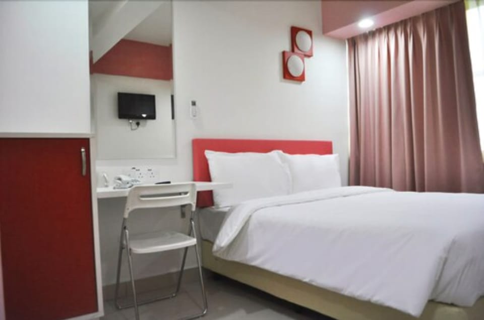 Standard Room, 1 Queen Bed, Smoking | Desk, iron/ironing board, free WiFi