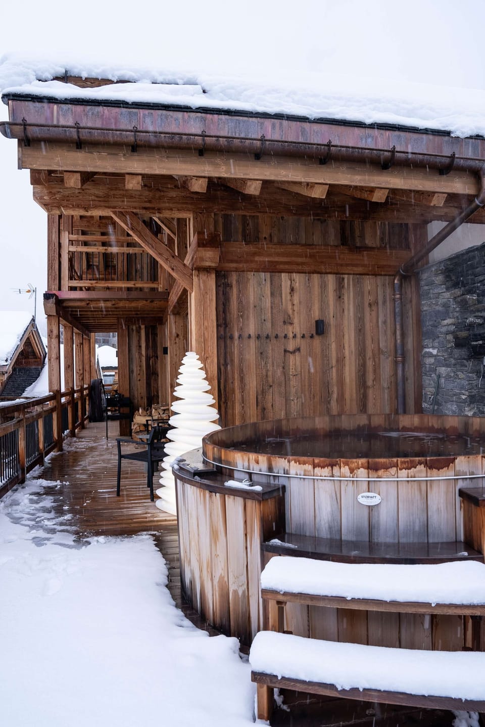 Outdoor spa tub