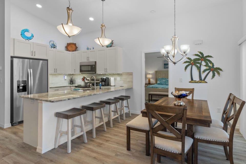 Fully equipped kitchen with bar for your breakfast and dining table for 6