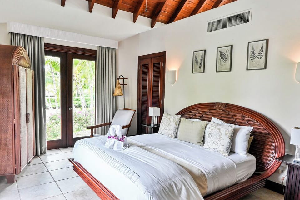 Arrecife 49 - Lake view villa with hot tub & pool just steps from private beach (6890)