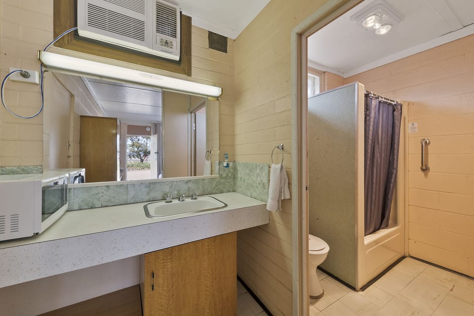 Benalla Tourist Park Hotel in Benalla