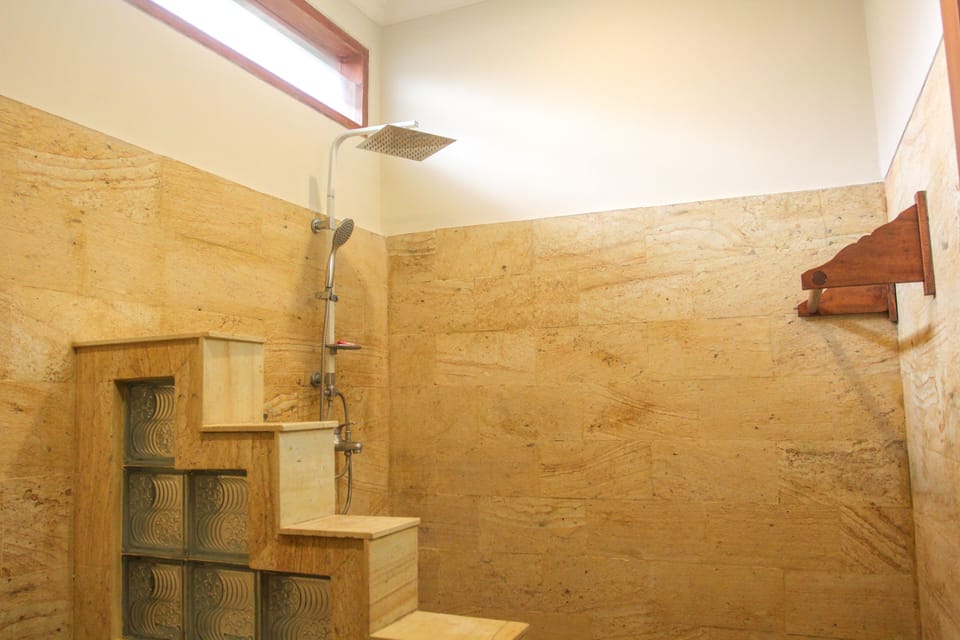 Elite Studio Suite | Bathroom | Shower, free toiletries, towels, soap