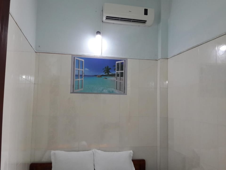 Shower, free toiletries, towels