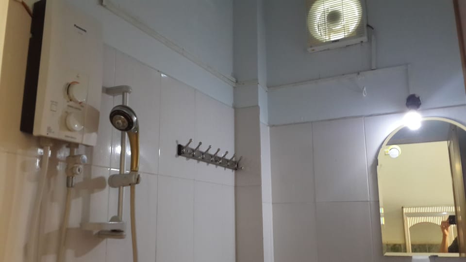 Triple Room | Bathroom | Shower, free toiletries, towels