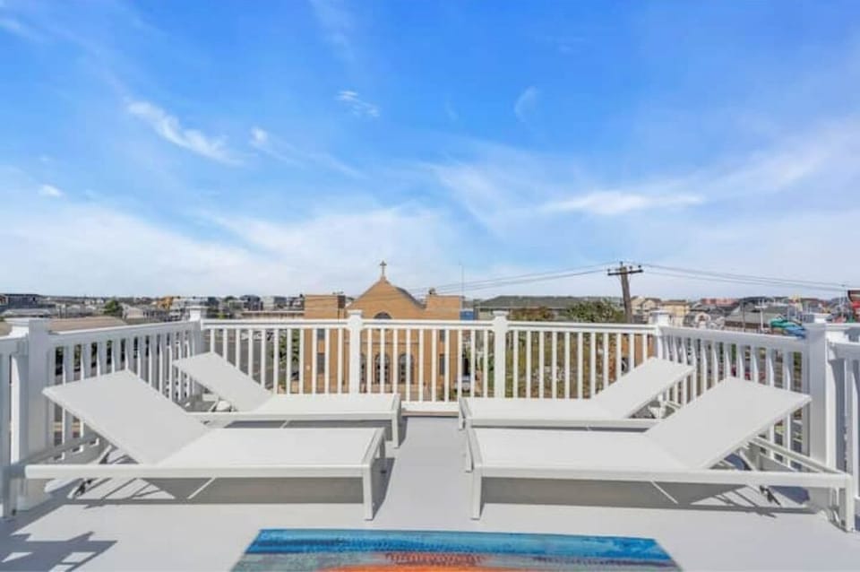 3rd Floor Balcony with chaise loungers.