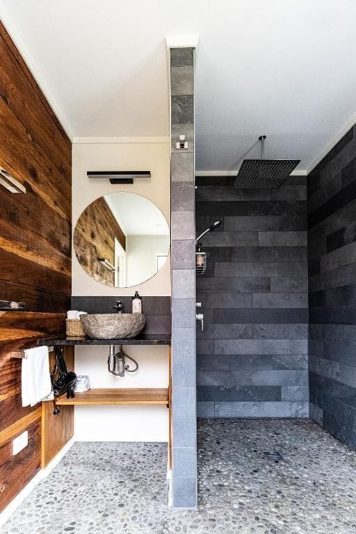 Deluxe Studio, Balcony, Garden View | Bathroom | Shower, hair dryer, towels, soap