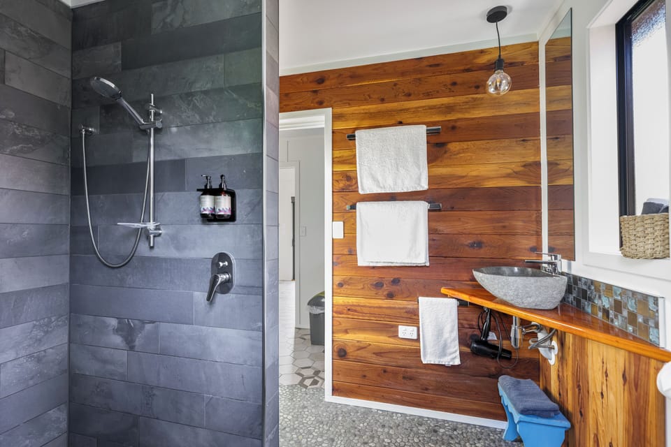 Deluxe Cottage, Garden View | Bathroom | Shower, hair dryer, towels, soap