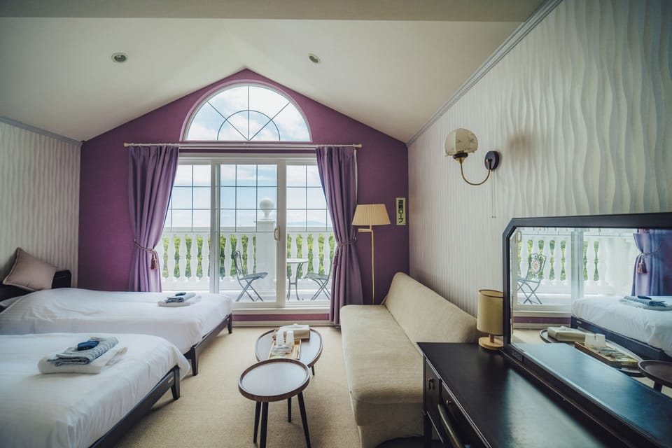 Deluxe Twin Room, 2 Twin Beds, Balcony, Partial Sea View | Hypo-allergenic bedding
